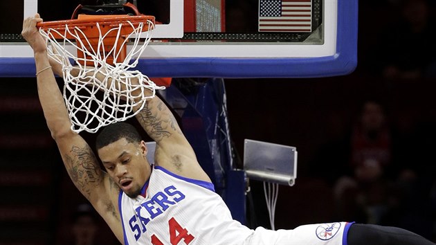 K. J. McDaniels z Philadelphie smeuje do koe Atlanty.