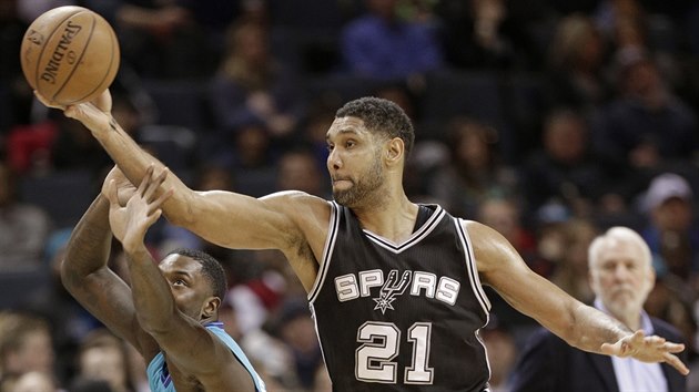 Tim Duncan ze San Antonia posouv m z dosahu Lance Stephensona z Charlotte.