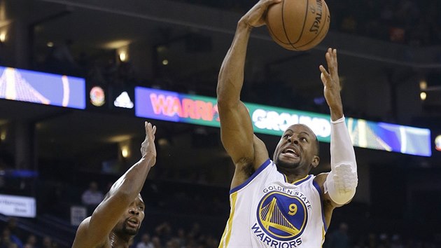 Andre Iguodala (vpravo) z Golden State najd ke koi Miami kolem Chris Boshe.