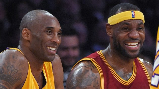 Kobe Bryant (vlevo) z LA Lakers a LeBron James z Clevelandu se ped vzjemnm zpasem dobe bav.