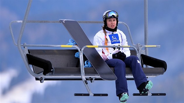 Eva Samková na lanovce mezi jízdami na mistrovství svta v Kreischbergu.