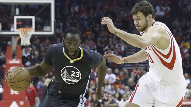 Draymond Green (23) z Golden State unik Donatasu Motiejunasovi z Houstonu.