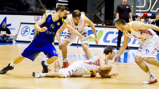 Pardubick kapitn Luk Kotas skoil po mi, sleduj ho jeho spoluhri Ondej Kohout (bl 14) a Duan Pandula (4) a opavsk Martin Gniadek.