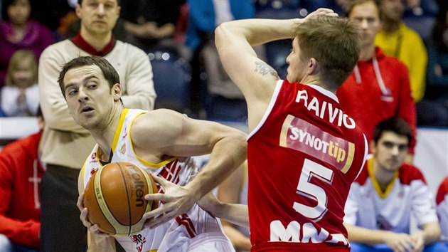 Pardubick basketbalista Luk Kotas (s mem) v utkn s Nymburkem