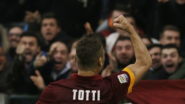 HRDINA. Francesco Totti z AS m emotivn slav trefu proti Laziu m.