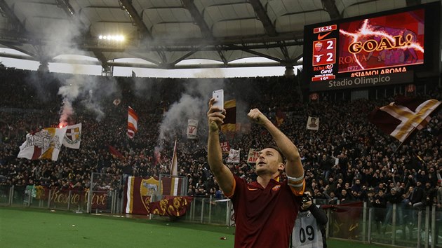 SELFIE. Francesco Totti z AS m, kter v derby proti Laziu dvakrt pesn plil, si udlal na trvnku selfie.
