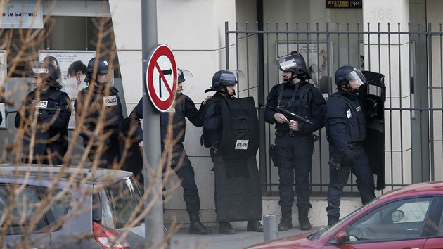 Francouzsk policie uzavela okol poty, v n ozbrojenec dr rukojm (Colombes, 16. ledna 2015).