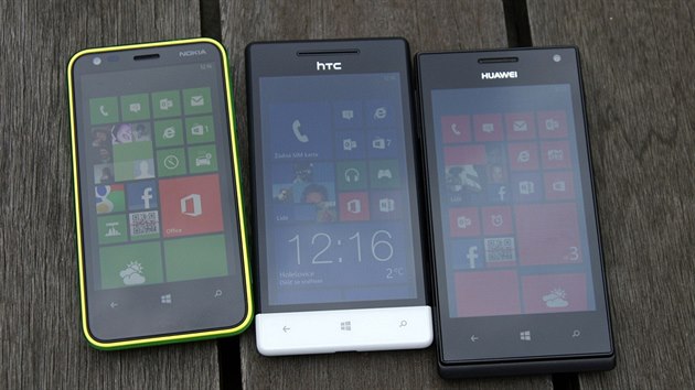 Nokia Lumia 620 m oproti konkurentm pouze 3,8" displej. Avak dky shodnmu rozlien se typalcovmi displeji Windows Phone 8S by HTC a Huawei W1 je o trochu jemnj.