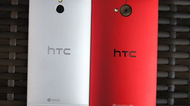 erven HTC One je naprosto shodn s klasickm modelem, jen je podstatn vraznj. Model mini si zatm ponechv pvodn stbrn kabt.