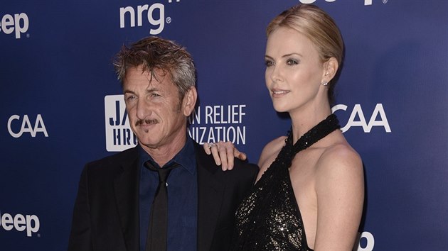 Sean Penn a Charlize Theronov (Los Angeles, 10. ledna 2015)
