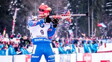 PARÁDNÍ STELBA. Michal lesingr si na stelnici v Ruhpoldingu v závod s...