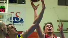 Ústecký Ladislav Pecka (44) brání ve střelbě hostujícímu Dereku Raiviovi. Ústecký Ladislav Pecka (44) brání ve střelbě hostujícímu Dereku Raiviovi.