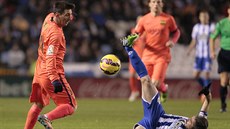 Lionel Messi sleduje, jestli Luisinho z La Coruni ještě stihne odehrát míč do... Lionel Messi sleduje, jestli Luisinho z La Coruni ještě stihne odehrát míč do...