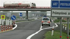 Čtyřproudová silnice R7 je hotová mezi Prahou a Slaným a Chomutovem a... Čtyřproudová silnice R7 je hotová mezi Prahou a Slaným a Chomutovem a...