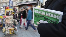 Mu si nese nové vydání Charlie Hebdo v Nice (14. ledna 2015).