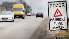 Cedule v Popůvkách u Brna zbytečně vyhání řidiče na trasy určené zejména... Cedule v Popůvkách u Brna zbytečně vyhání řidiče na trasy určené zejména...