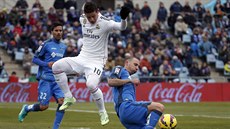 LETÍM! Ped Jamesem Rodriguezem (uprosted) z Realu Madrid zasahuje kapitán...