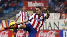 Koke (vlevo), záloník Atlética Madrid, stílí v utkání proti Granad. Jeho...