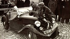 Speciálně upravený popular i s posádkou po návratu z Rallye Monte Carlo 1936.... Speciálně upravený popular i s posádkou po návratu z Rallye Monte Carlo 1936....