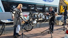 LADÍME. Mechanici cyklistického týmu Etixx - Quick-Step chystají stroje...