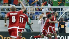 Fotbalisté Rovníkové Guiney oslavují vstelenou branku v zahajovacím utkání...