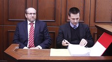 Exministr zemědělství Ivan Fuksa (vlevo) před jednáním Obvodního soudu pro... Exministr zemědělství Ivan Fuksa (vlevo) před jednáním Obvodního soudu pro...