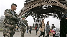 Francouzští policisté při hlídce pod Eiffelovou věží v Paříži (7. ledna 2015) Francouzští policisté při hlídce pod Eiffelovou věží v Paříži (7. ledna 2015)