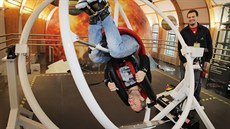 VZHRU DOL! Na gyroskopu si Pavel Horváth hraje na kosmonauta. Moc dobe mu z...