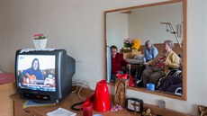 Klientky domova pro seniory v Kubov Huti se baví sledováním televize.