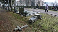 Poničené hroby německých obyvatel na jihlavském Ústředním hřbitově. Poničené hroby německých obyvatel na jihlavském Ústředním hřbitově.