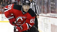 V AKCI. Jaromír Jágr vede puk pi noním zápase NHL mezi New Jersey a...