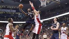 Tyreke Evans z New Orleans zakončuje v utkání proti Torontu. Tyreke Evans z New Orleans zakončuje v utkání proti Torontu.
