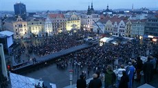 Zahajovací show roku kultury sledovalo v centru Plzn asi 25 tisíc lidí.