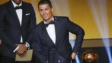 RADOST SE SYNEM. Cristiano Ronaldo ukazuje trofej pro vítze Zlatého míe svému synovi Cristianovi.