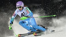 Slovinská lyaka Tina Mazeová na trati slalomu ve Flachau.