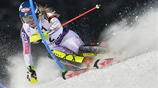 Americká lyaka Mikaela Shiffrinová na trati slalomu ve Flachau.