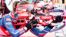 eská biatlonistka Jitka Landová pi stelb vlee ve sprintu Svtového poháru...