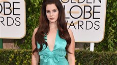Zpvaka Lana Del Rey v plisovaných atech zn. Versace v záiv zeleném odstínu