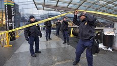 Hasiči zasahují ve stanici metra L’Enfant Plaza ve Washingtonu. Hasiči zasahují ve stanici metra L’Enfant Plaza ve Washingtonu.