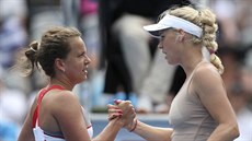 Caroline Wozniacká (vpravo) v Sydney blahopřeje k postupu Barboře... Caroline Wozniacká (vpravo) v Sydney blahopřeje k postupu Barboře...