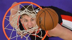 Meyers Leonard z Portlandu sleduje, jak dopadne jeho akce.