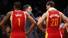 Trevor Ariza a Donatas Motiejunas z Houstonu naslouchají radám svého trenéra...