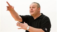Lubomír Peterka usměrňuje basketbalisty Hradce Králové. Lubomír Peterka usměrňuje basketbalisty Hradce Králové.