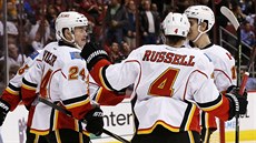 Johnny Gaudreau, Jií Hudler, Kris Russell a Mikael Backlund (zleva) slaví gól...