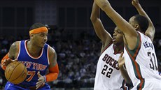 Carmelo Anthony (vlevo) z New Yorku proti obrannému zdvojení  Milwaukee v...