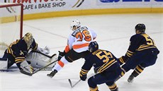 Michal Neuvirth hlídá branku Buffala ped Chrisem VandeVeldem z Philadelphie.