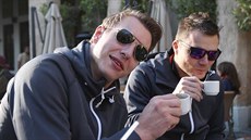 Filip Jícha (vlevo) a Karel Nocar na kafíčku v souku v Dauhá během odpočinku na... Filip Jícha (vlevo) a Karel Nocar na kafíčku v souku v Dauhá během odpočinku na...