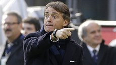 HEJ, MUSÍ TO HRÁT TAKHLE. Kou Interu Milán Roberto Mancini udílí pokyny svým...