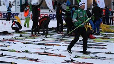 VŠE PŘIPRAVENO. Lyže čekají na závodníky Jizerské padesátky. VŠE PŘIPRAVENO. Lyže čekají na závodníky Jizerské padesátky.