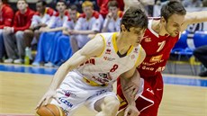 Pardubický basketbalista Viktor Půlpán postupuje s míčem dopředu, stíhá ho... Pardubický basketbalista Viktor Půlpán postupuje s míčem dopředu, stíhá ho...